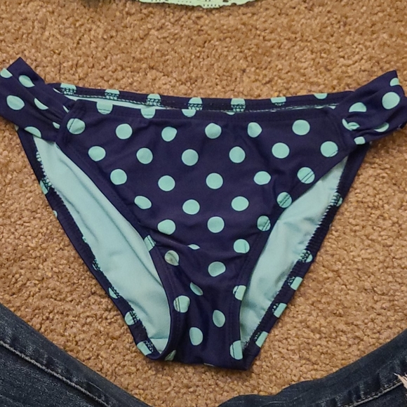 Bathing suits - Picture 3 of 5